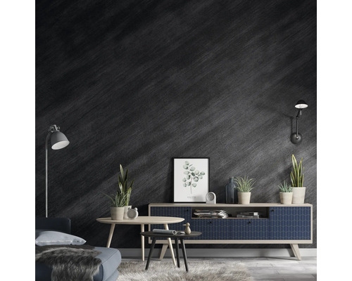 Wohnzimmer mit Kommode, Tisch, Sofa, Lampe und Wanddekoration