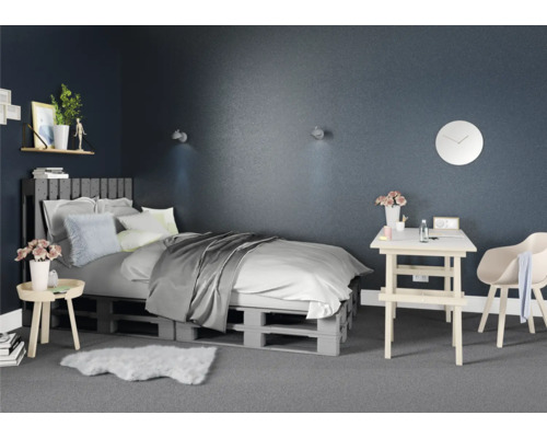 Chambre à coucher avec lit en palettes, bureau et chaise