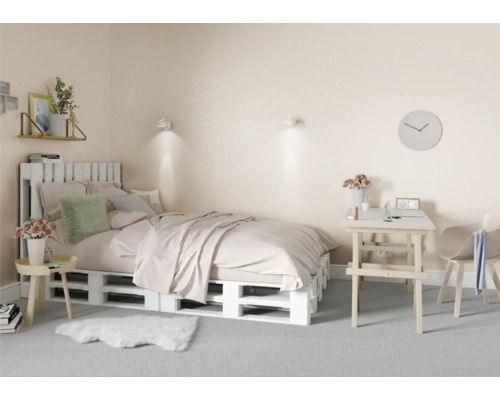 Chambre avec lit en palettes de bois, bureau et chaise