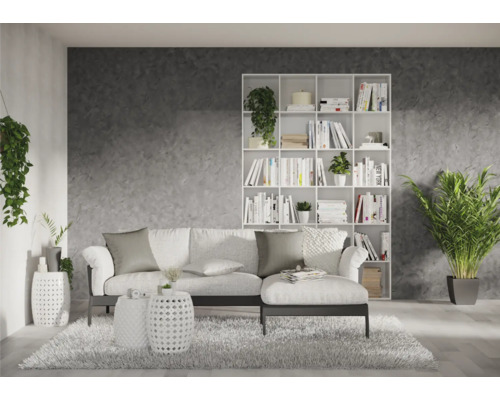 Salon avec canapé, bibliothèque et plantes d''intérieur