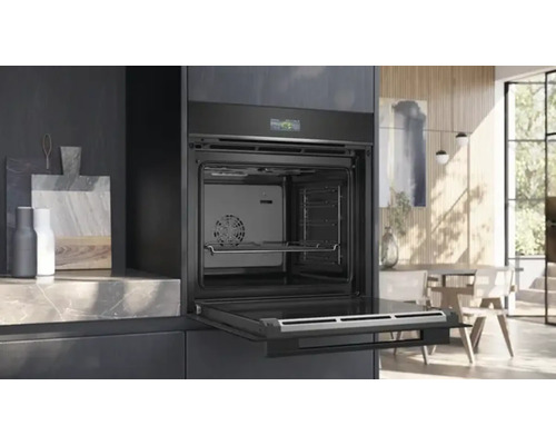 Einbauofen mit geöffneter Tür in moderner Küche