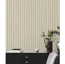 Mur décoratif avec papier peint à panneaux imitation bois, combiné à une commode et des plantes
