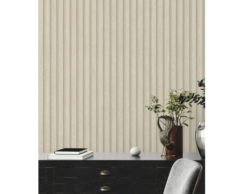 Mur décoratif avec papier peint à panneaux imitation bois, combiné à une commode et des plantes