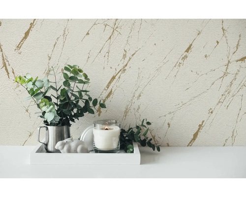Papier peint décoratif avec structure en marbre, combiné avec une bougie et une plante verte