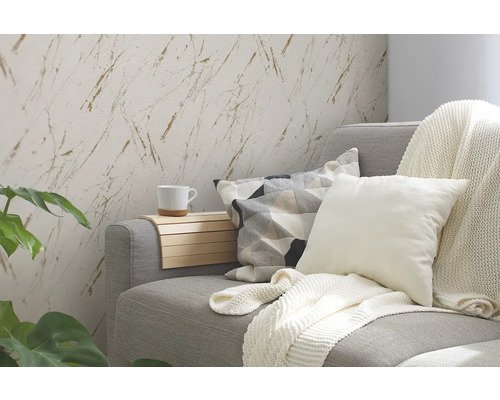 Salon avec canapé gris, coussins, couverture et papier peint mural à effet marbré