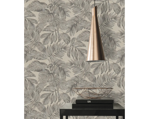 Papier peint à motif de feuilles dans une pièce lumineuse.