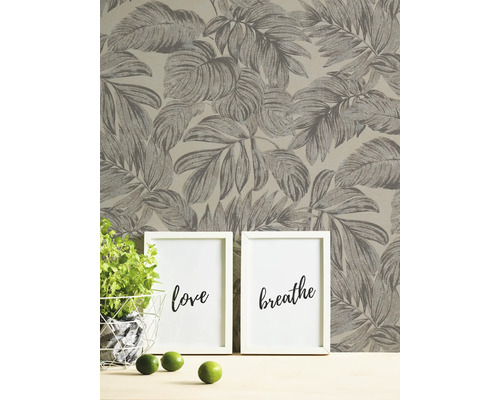 Papier peint à motif de feuilles dans un intérieur