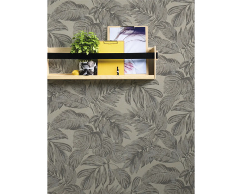 Papier peint à motif de feuilles et étagère avec décorations