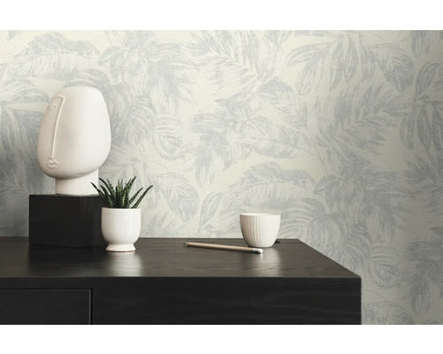 Ambiance intérieure avec papier peint à motifs, décorations et table foncée