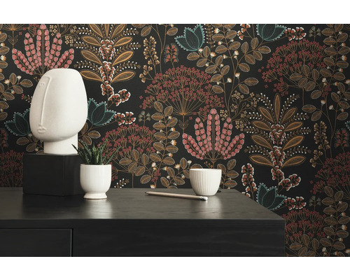 Papier peint floral décoratif avec des motifs de plantes sur une commode foncée avec des accessoires.