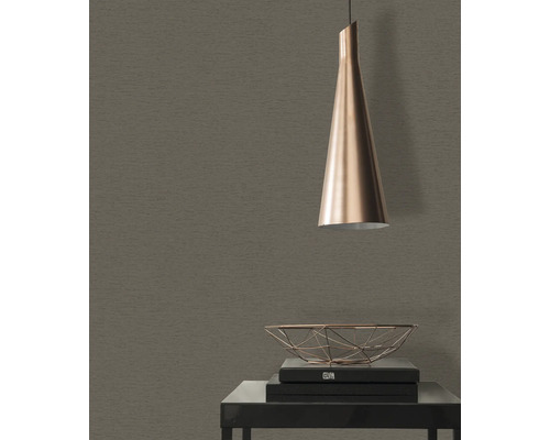 Papier peint décoratif avec une structure textile dans un espace de vie avec une lampe et une décoration.