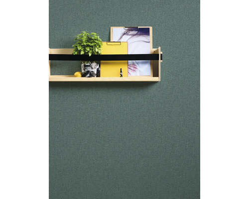Étagère murale avec plante, bloc-notes jaune et image