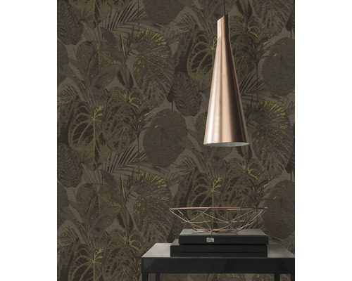 Intérieur avec papier peint à motifs de feuilles, suspension et table