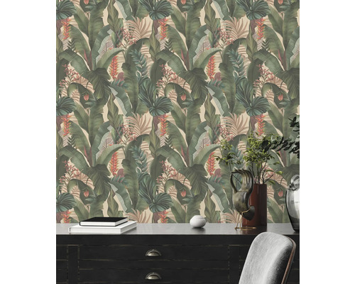 Aménagement mural avec motif de papier peint botanique dans une pièce à vivre