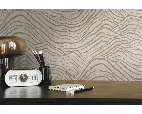 Scène avec papier peint à motifs, lampe de table, calendrier de table, stylos et bloc-notes