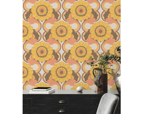 Papier peint avec motif floral de style rétro sur un mur