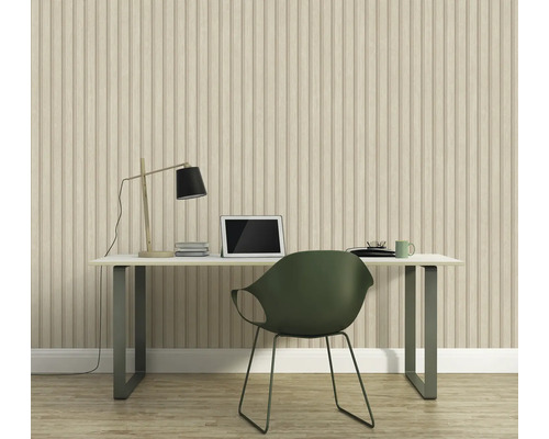 Une pièce de travail avec un bureau, une chaise et des lambris