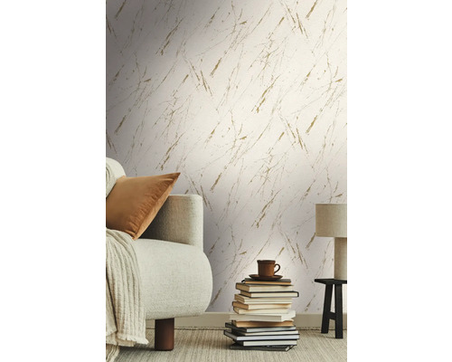 Salon décoratif avec canapé et papier peint à motifs