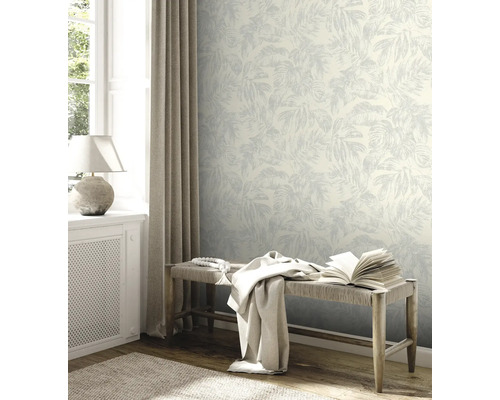 Intérieur avec fenêtre, rideau, banc et papier peint à motif végétal