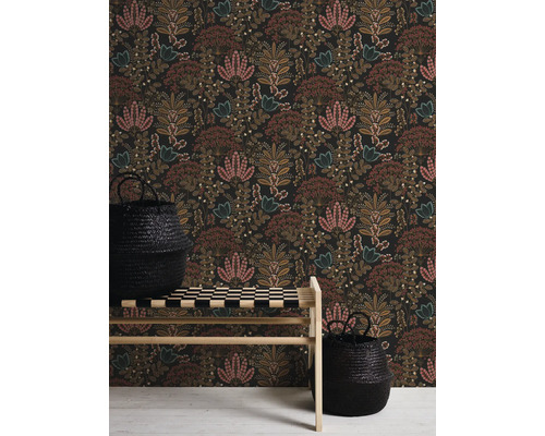 Papier peint décoratif à motifs floraux dans une pièce avec un banc et deux paniers noirs