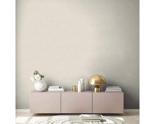 Pièce lumineuse avec papier peint beige, commode et décorations