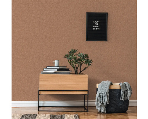 Vue d''une pièce avec papier peint en liège, table de chevet, plante et décoration