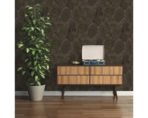 Pièce décorative avec papier peint à motifs, parquet en bois, commode, plante en pot et tourne-disque.