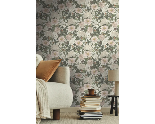 Salon avec papier peint à motifs floraux, canapé et table d''appoint