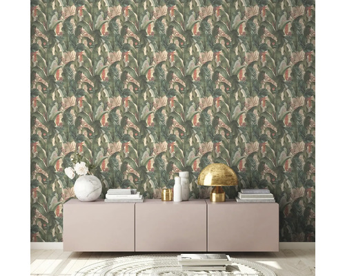 Vue d''une pièce avec papier peint à motif de feuilles