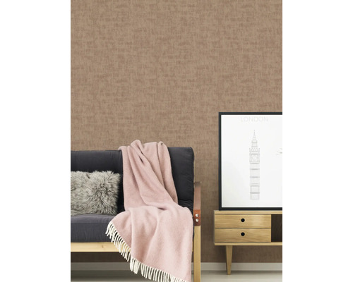 Salon avec papier peint structuré brun, canapé, couverture, coussin et photo