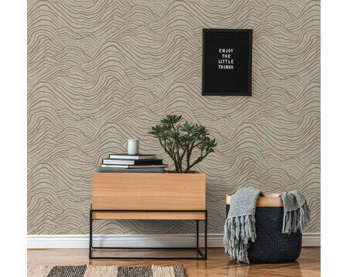 Mur décoratif avec papier peint à motif ondulé, commode, panier, plante d''intérieur et décorations