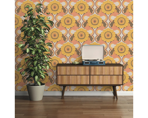 Pièce décorative avec papier peint à motifs, commode en bois, plante et platine vinyle