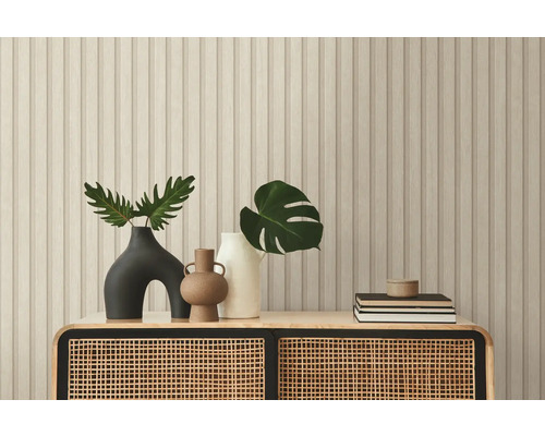 Buffet décoratif avec vases et plantes devant un lambris