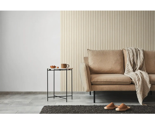 Salon avec canapé, table d''appoint et panneaux muraux