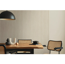 Salle à manger avec table en bois, chaises, lampe et revêtement mural