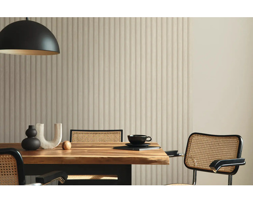 Salle à manger avec table en bois, chaises, lampe et revêtement mural