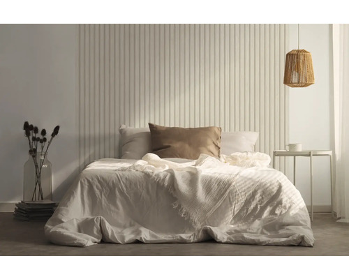 Chambre avec lit, table de chevet et revêtement mural décoratif