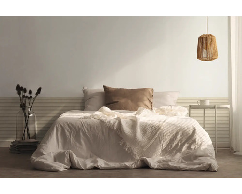 Chambre avec lit, oreillers, couvre-lit, table de chevet et lampe