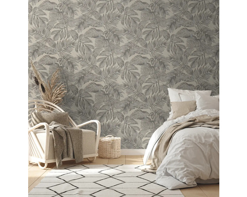 Chambre lumineuse avec papier peint à motifs, lit, fauteuil et tapis