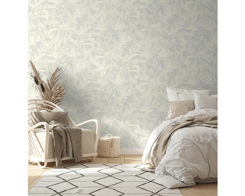 Chambre lumineuse avec papier peint à motifs, lit et fauteuil