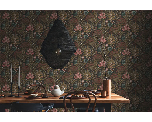 Pièce décorée avec papier peint floral, table à manger et lampe