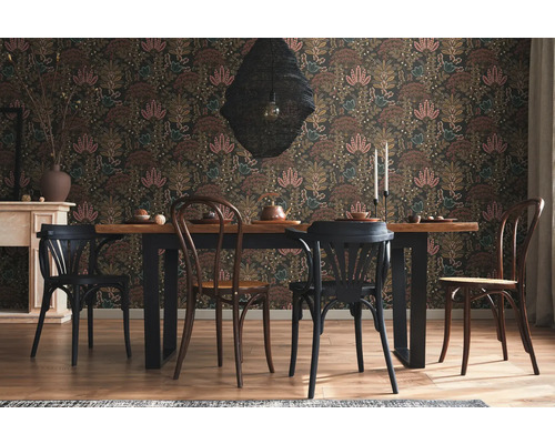 Salle à manger avec table à manger, chaises et papier peint floral