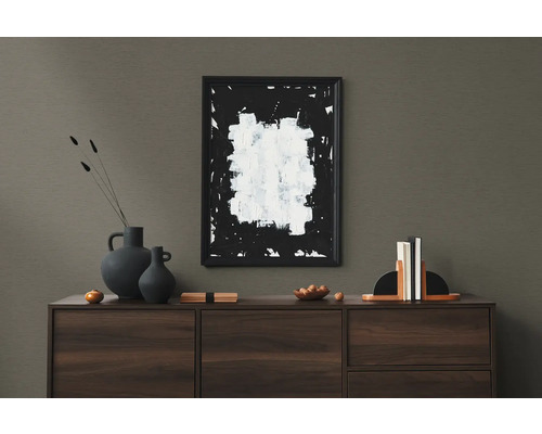 Scène décorative avec commode, tableau, vases et serre-livres