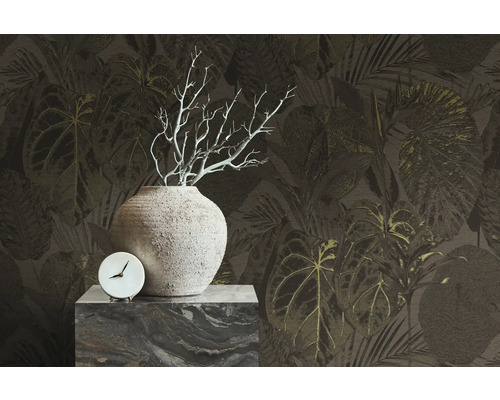 Scène décorative avec papier peint jungle, vase, branches et horloge sur un socle
