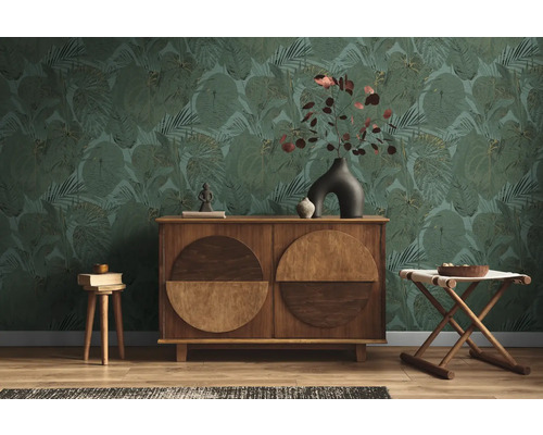 Salon avec papier peint à feuilles vertes, commode en bois et tabourets