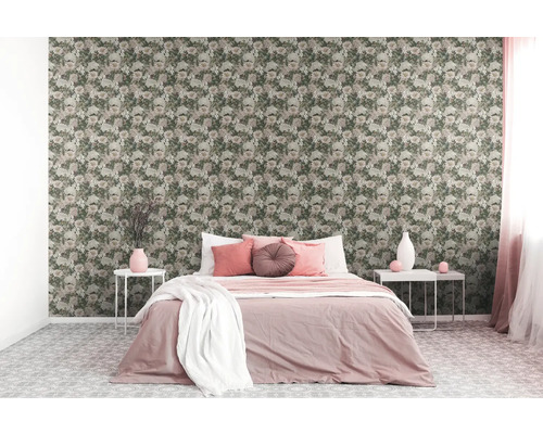 Chambre à coucher avec papier peint à motifs floraux, lit et tables de chevet.