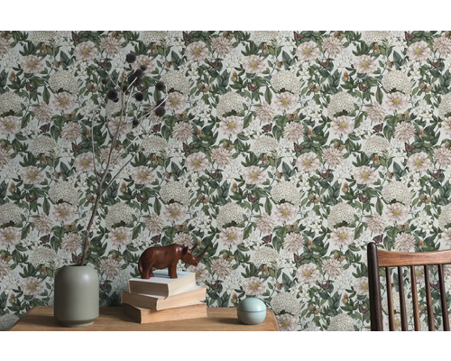 Pièce avec papier peint floral, table, décoration et chaise