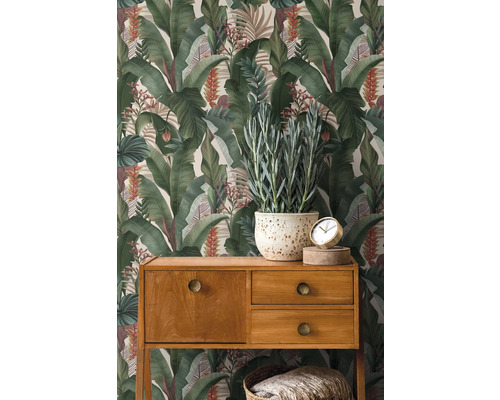 Papier peint tropical décoratif avec commode et plantes