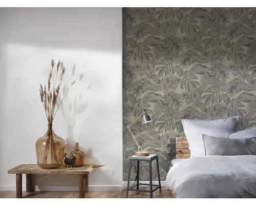 Chambre avec papier peint floral, lit et table d''appoint