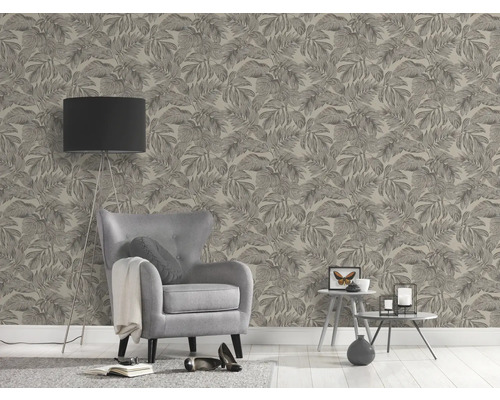 Salon avec fauteuil, lampadaire et papier peint à motif de feuilles